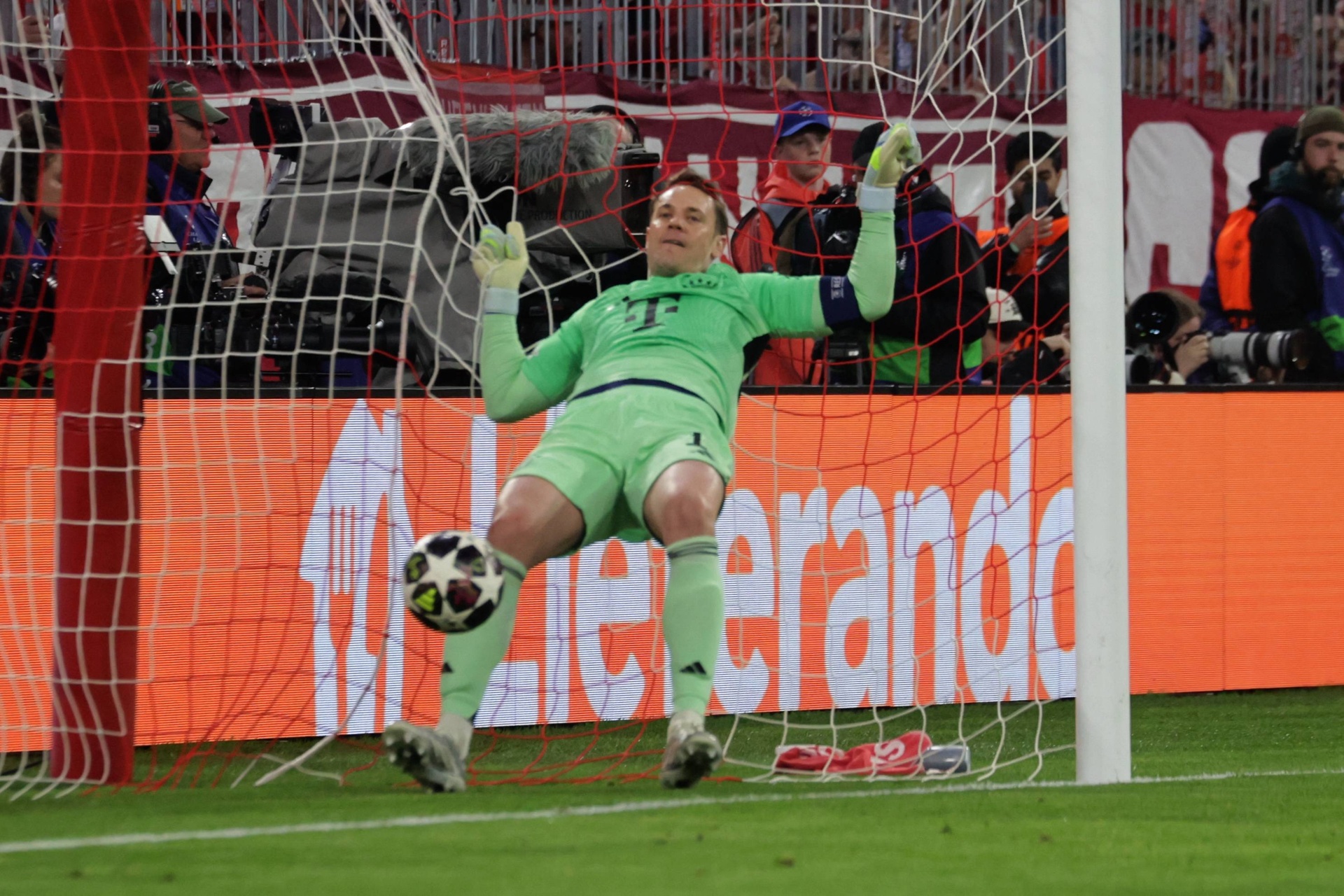 Neuer wytłumaczył się z błędu. Dlatego podał piłkę prosto do Gulera