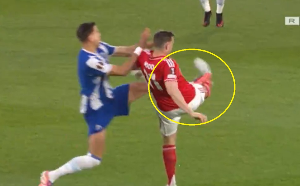 Czerwona kartka dla Bednarka! Brutalny faul na start ćwierćfinału [WIDEO]