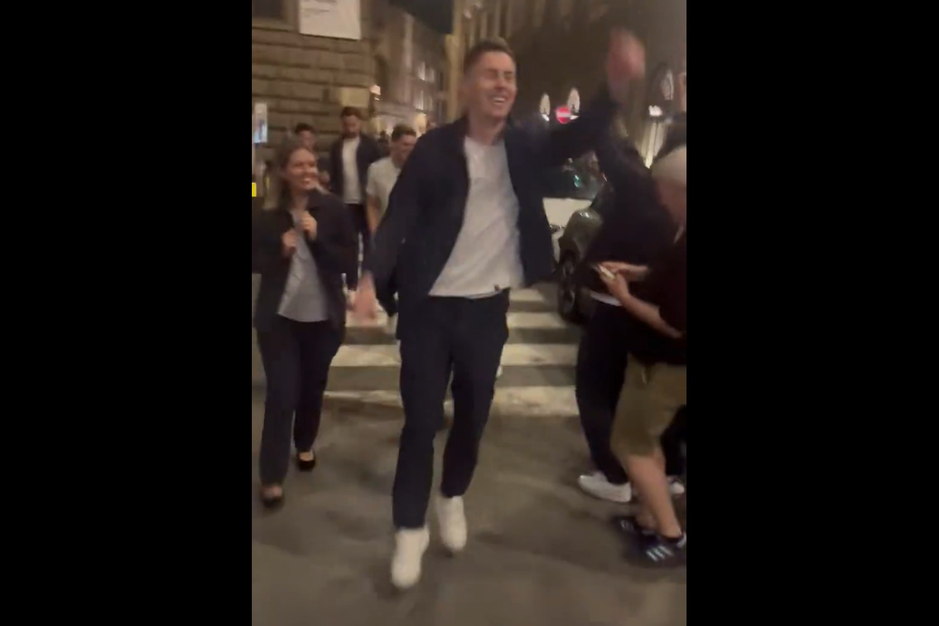 Piłkarze ruszyli na ulice. Tak świętowali historyczny awans [WIDEO]