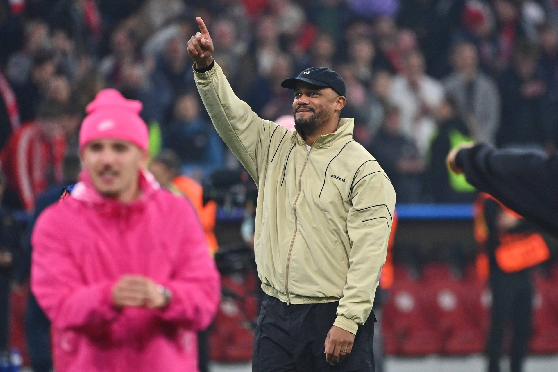 Oto, co zrobił ojciec Kompany'ego po awansie Bayernu. Niespotykane obrazki [ZDJĘCIE]