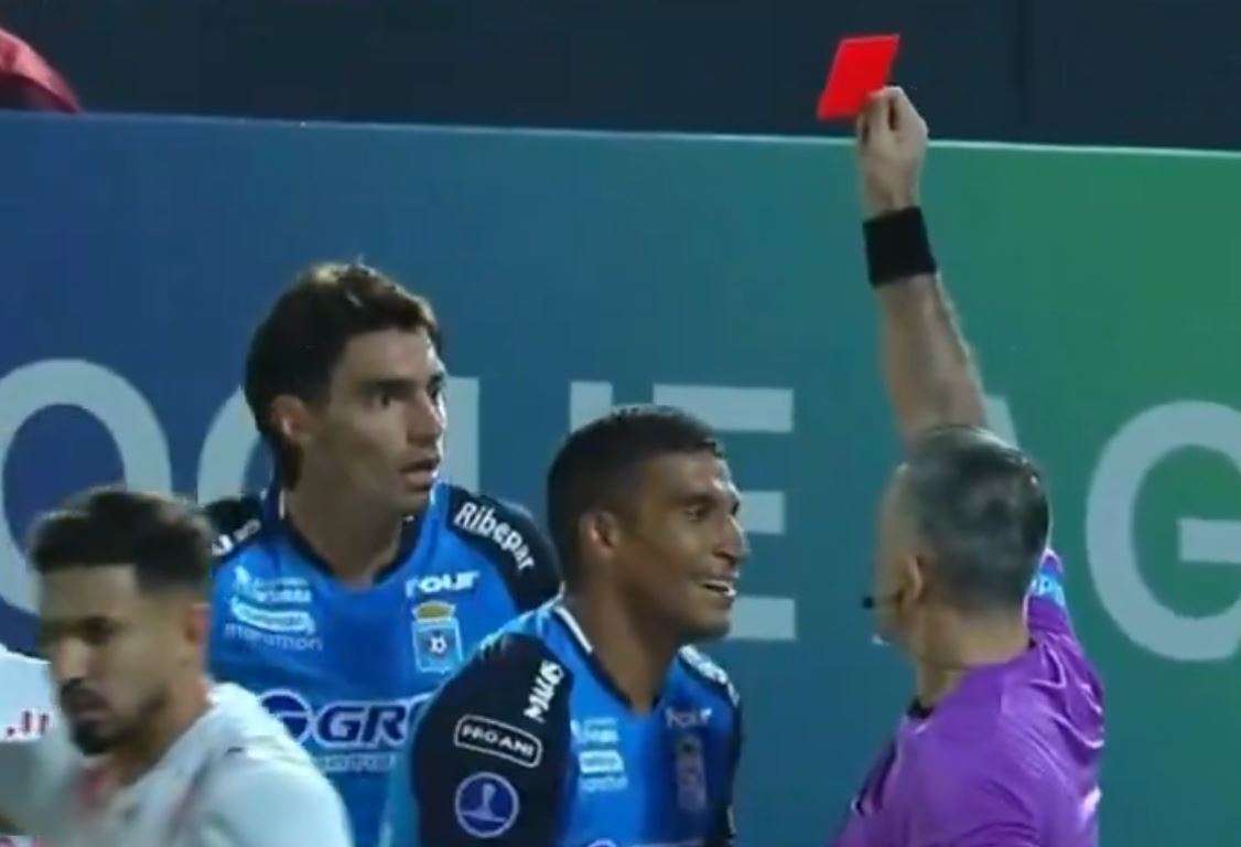 Niewiarygodne, co zrobił ten zawodnik. Dwie żółte kartki w sześć sekund [WIDEO]