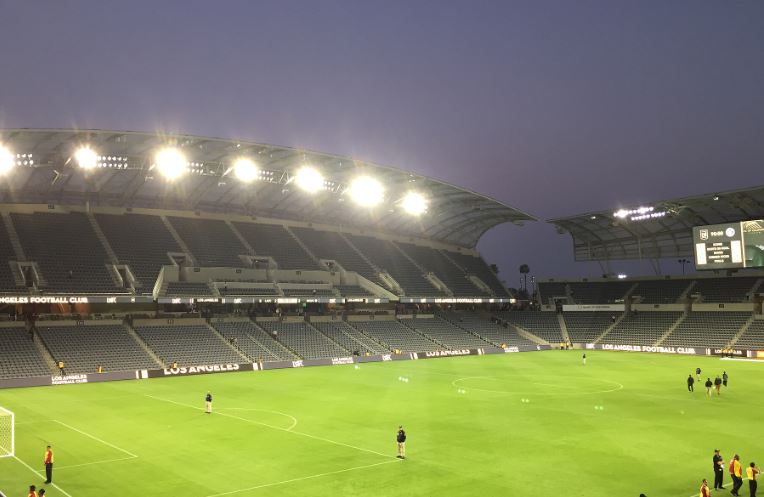 Wyścigi niemowląt w połowie meczu. Niewiarygodny pomysł Amerykanów