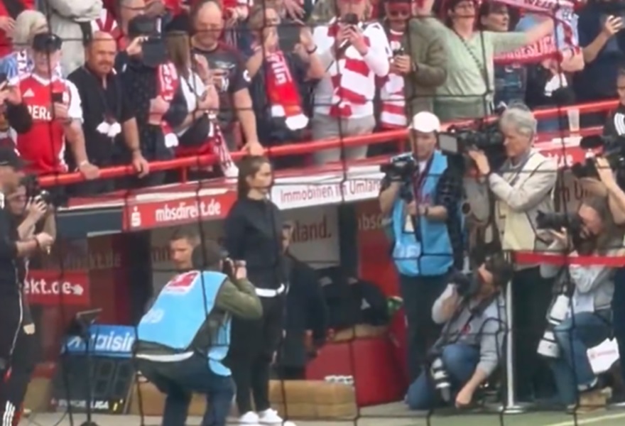 Na celowniku. Pierwsza trenerka Bundesligi oblegana przez media [WIDEO]