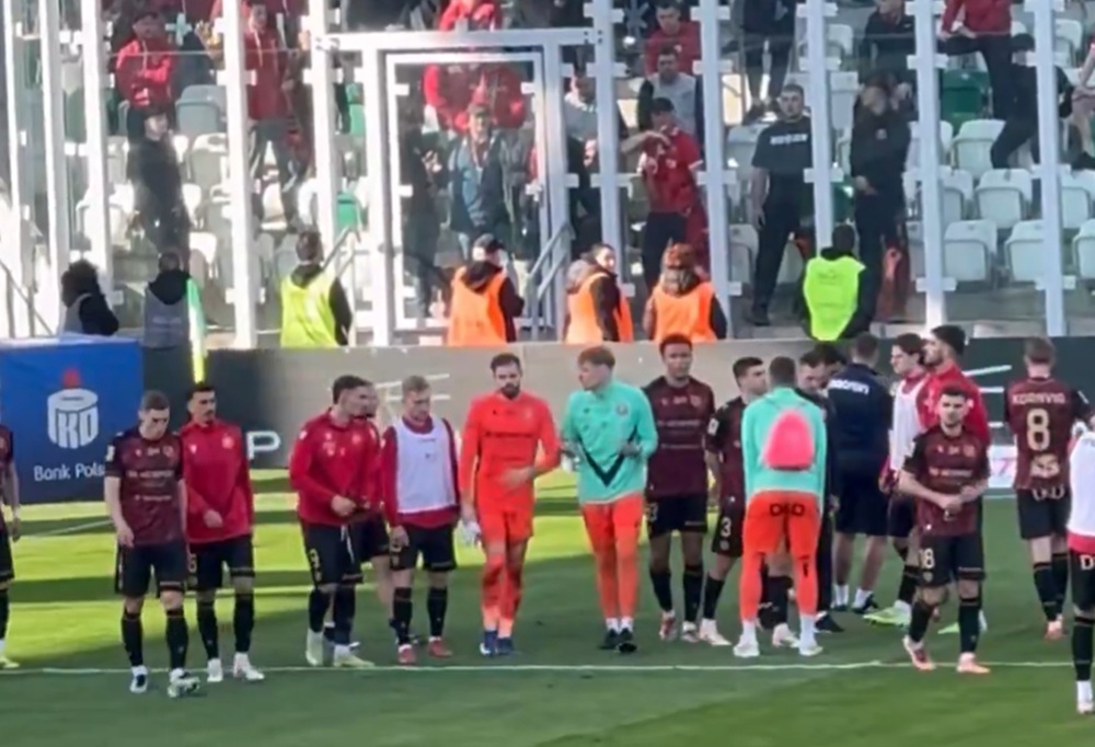 Kibice Widzewa wygonili piłkarzy. Wymowna reakcja na kolejną porażkę [WIDEO]