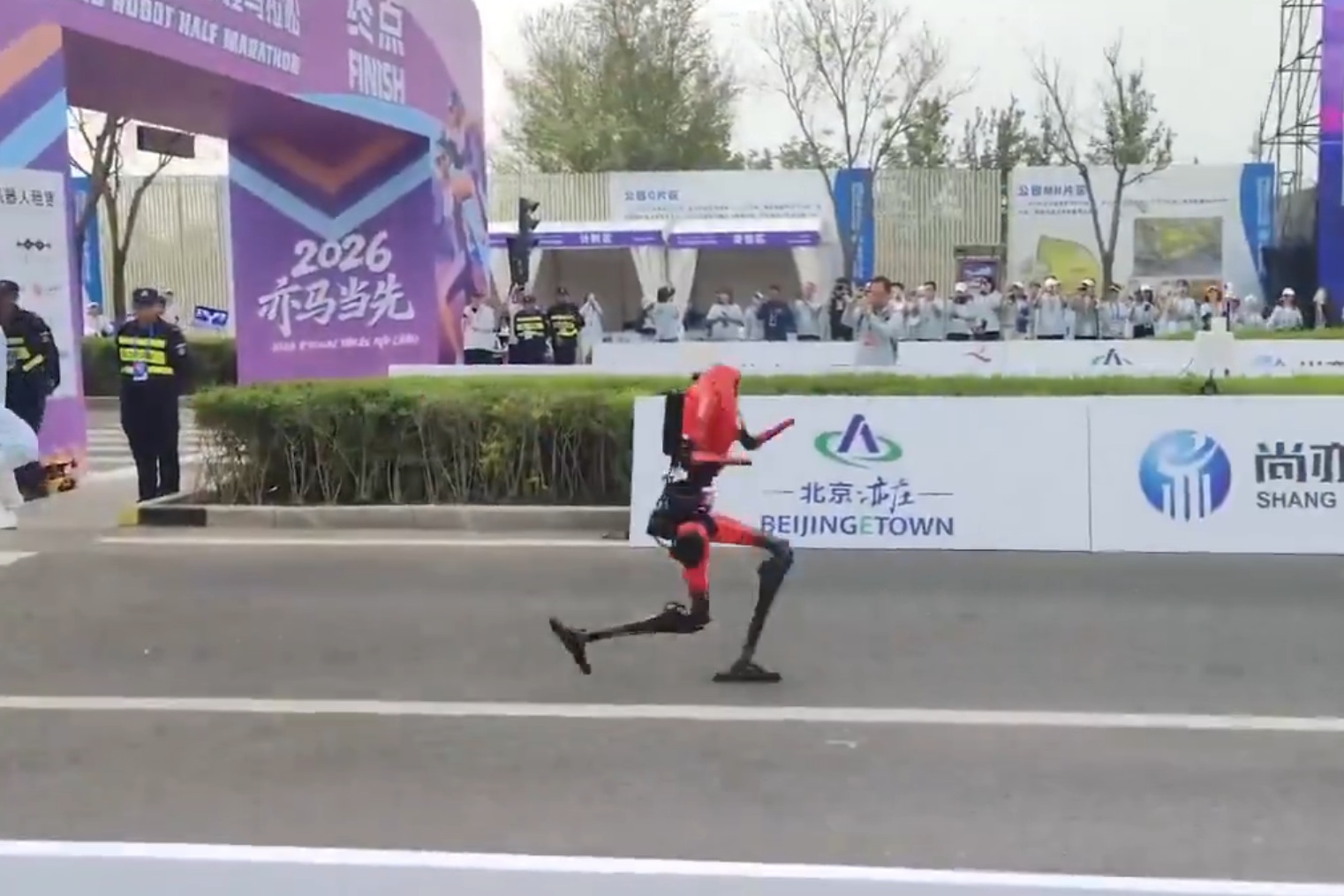 Robot wziął udział w półmaratonie. Nie zgadniecie, które miejsce zajął [WIDEO]