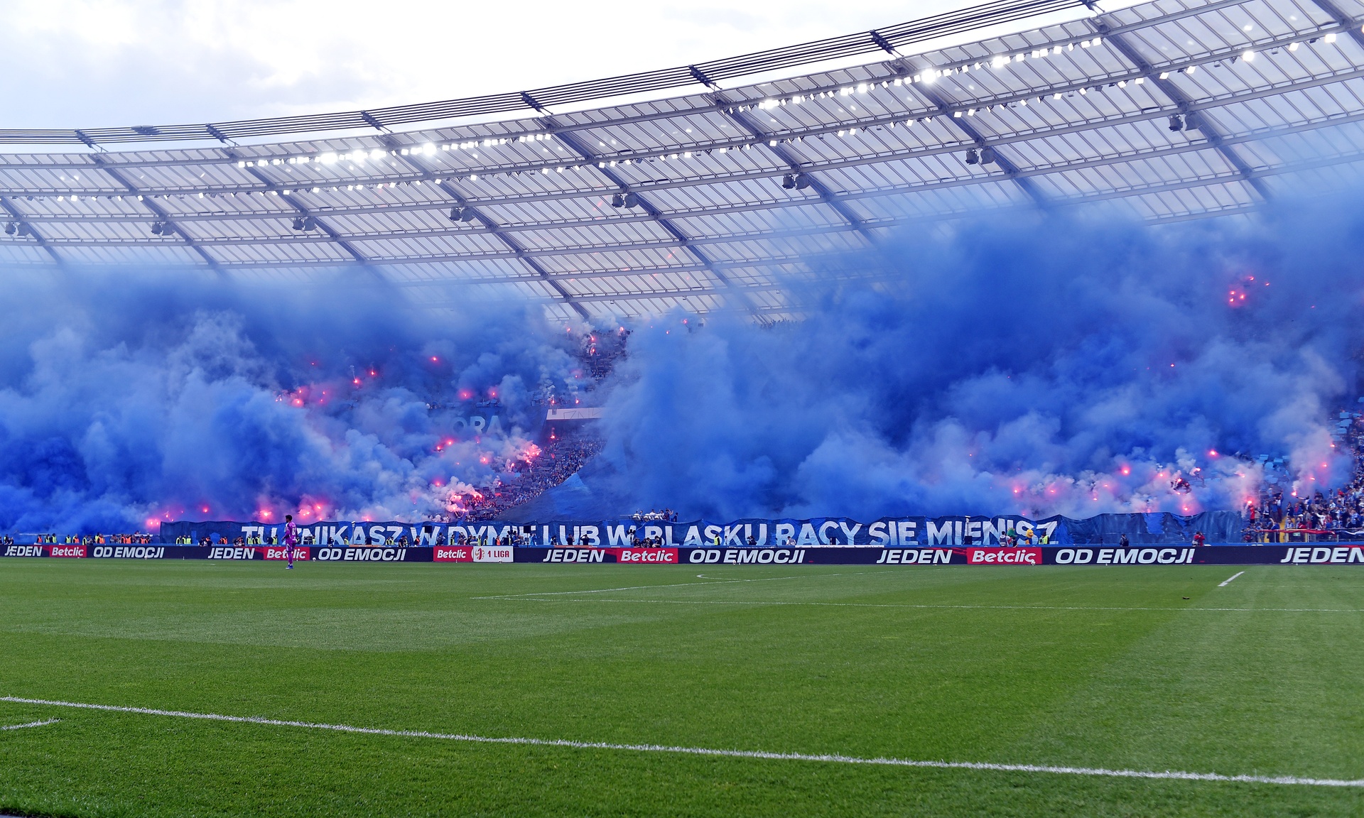 Wyjątkowe sceny w hicie I Ligi. 53 tysiące fanów i efektowne oprawy [WIDEO]