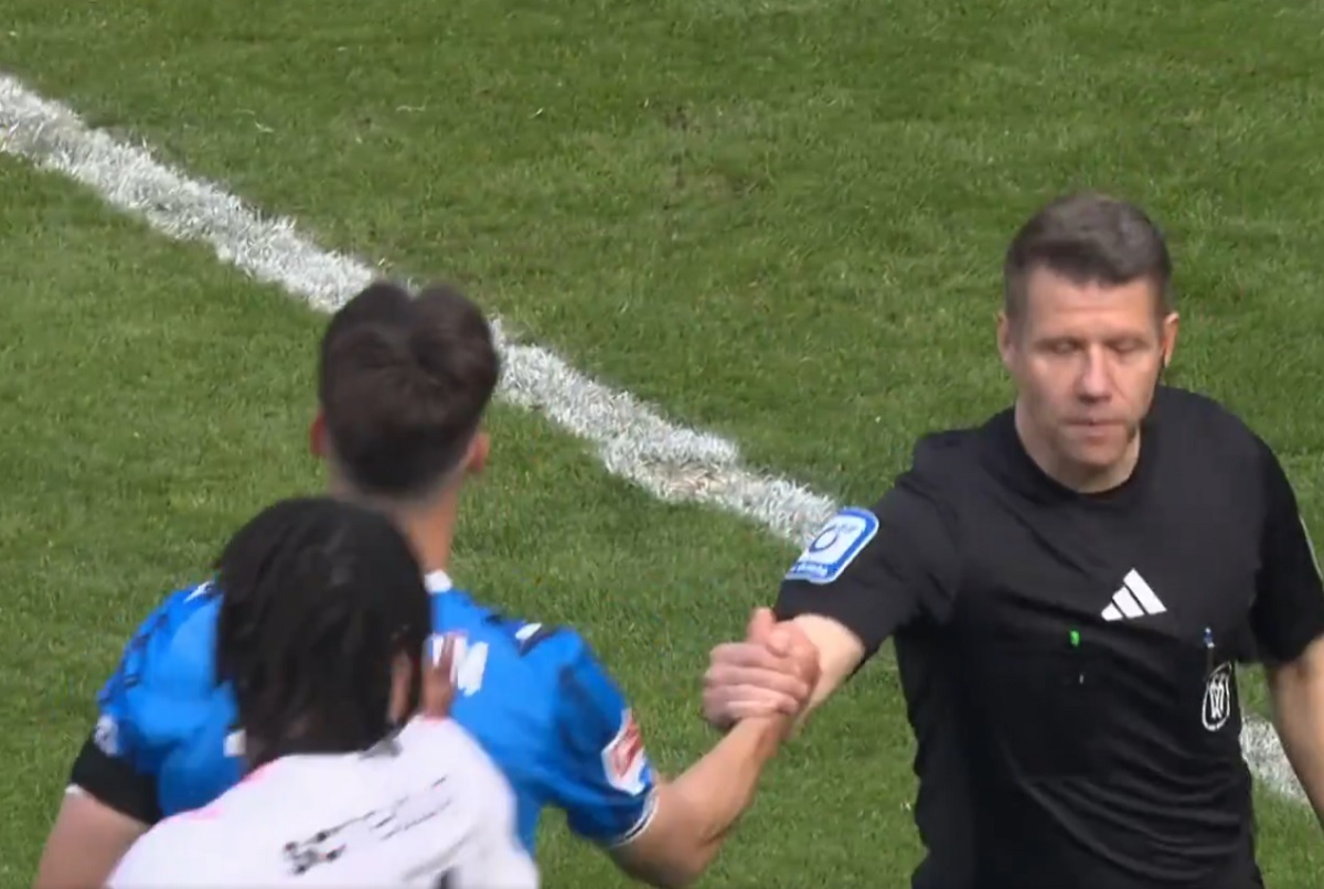 Wyjątkowe sceny w Bundeslidze. Arbiter aż zbił z nim piątkę [WIDEO]