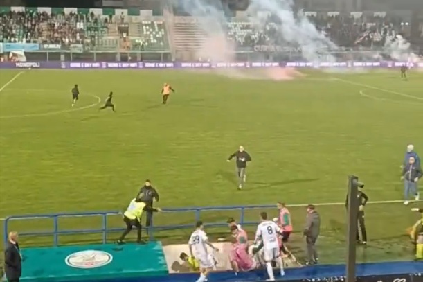 Szokujące sceny we Włoszech. Kibice ruszyli na piłkarzy [WIDEO]