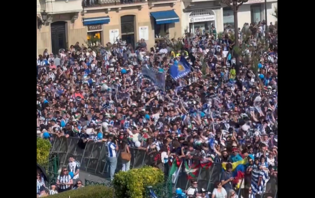 Wielka feta na hiszpańskich ulicach. Czekali kilka lat na trofeum [WIDEO]