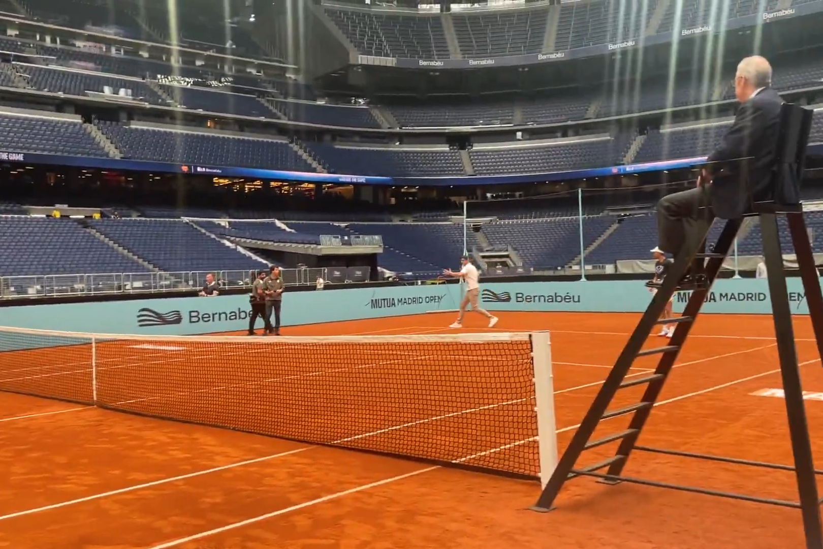 Legendy zagrały w tenisa na Bernabeu! Perez sędziował, Świątek oglądała [WIDEO]