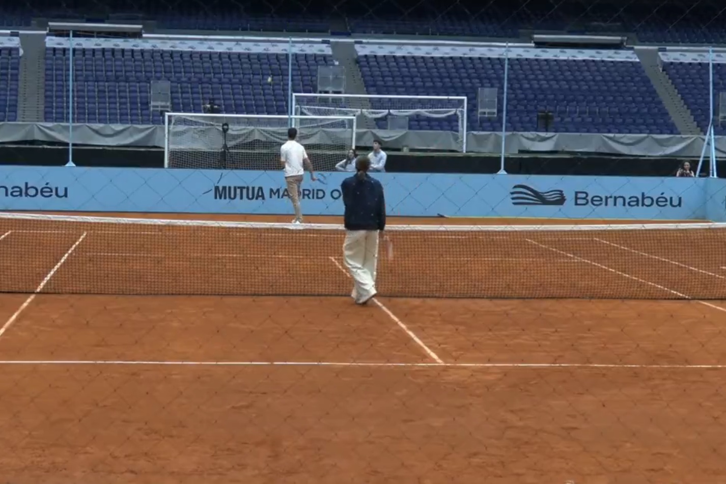 Świątek zagrała z gwiazdorem Realu. Szaleństwo na Bernabeu [WIDEO]