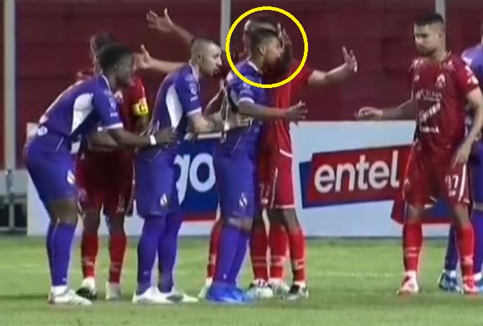 Ugryzł rywala i wyleciał z boiska. Kuriozum w Ameryce Południowej [WIDEO]