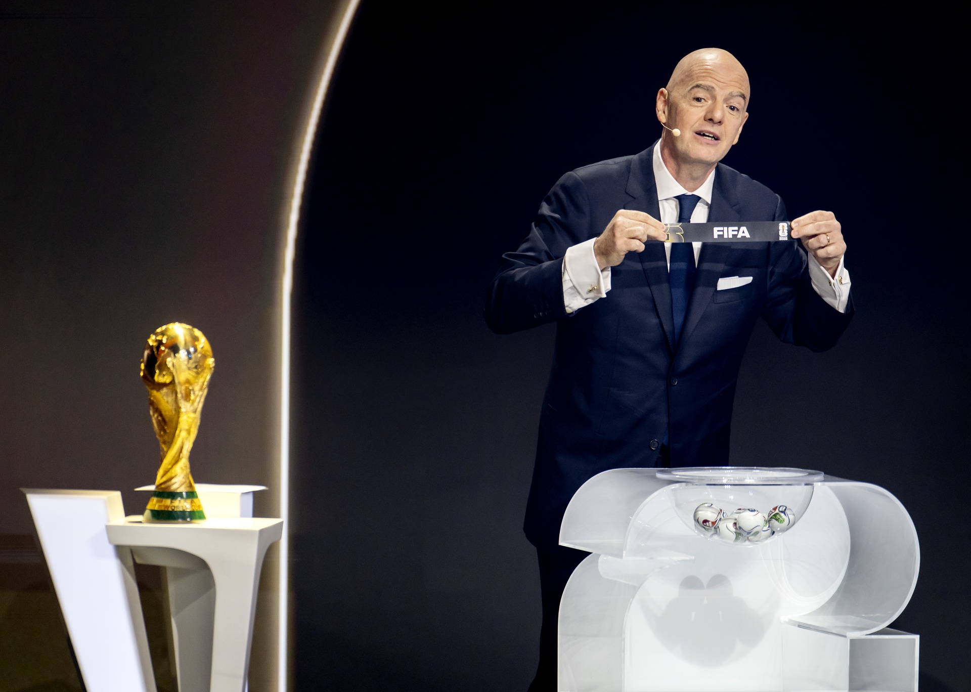 FIFA sprzedaje bilety na MŚ po... dwa miliony dolarów za sztukę