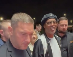 Ronaldinho i Totti przyjechali do Polski. Tak przywitali się z kibicami [WIDEO]