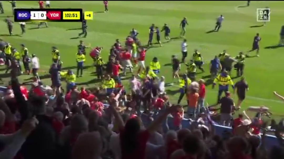 Niebywałe rozstrzygnięcie w Anglii, to była 103. minuta. 106 punktów i wciąż nie są pewni awansu [WIDEO]