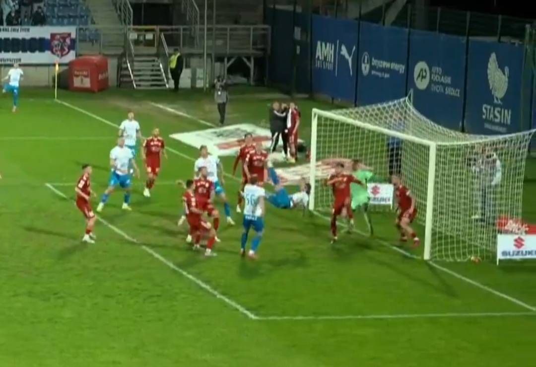 Gol przewrotką na zapleczu Ekstraklasy. Ależ to zrobił [WIDEO]