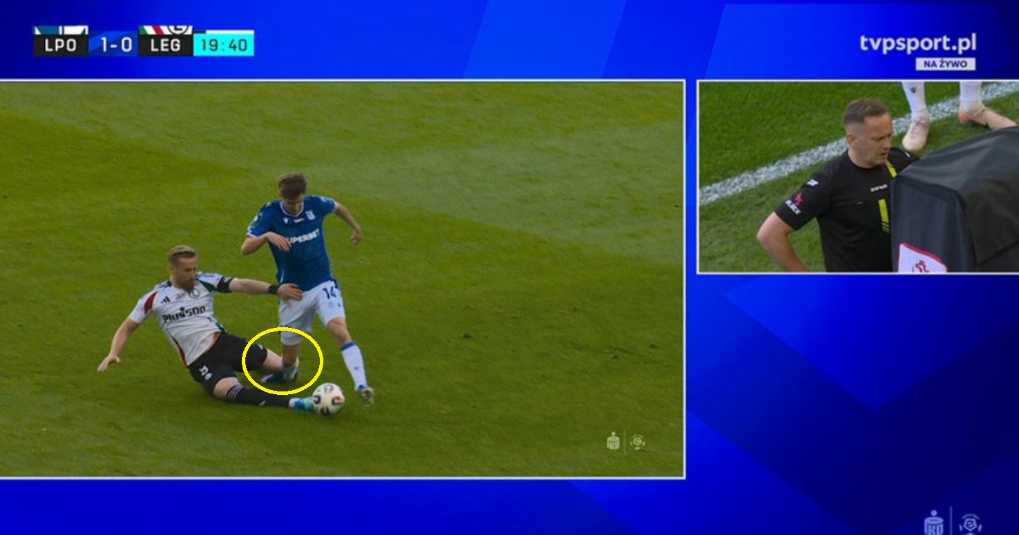 Piłkarz Legii wyleciał z boiska! Natychmiastowa reakcja Papszuna [WIDEO]