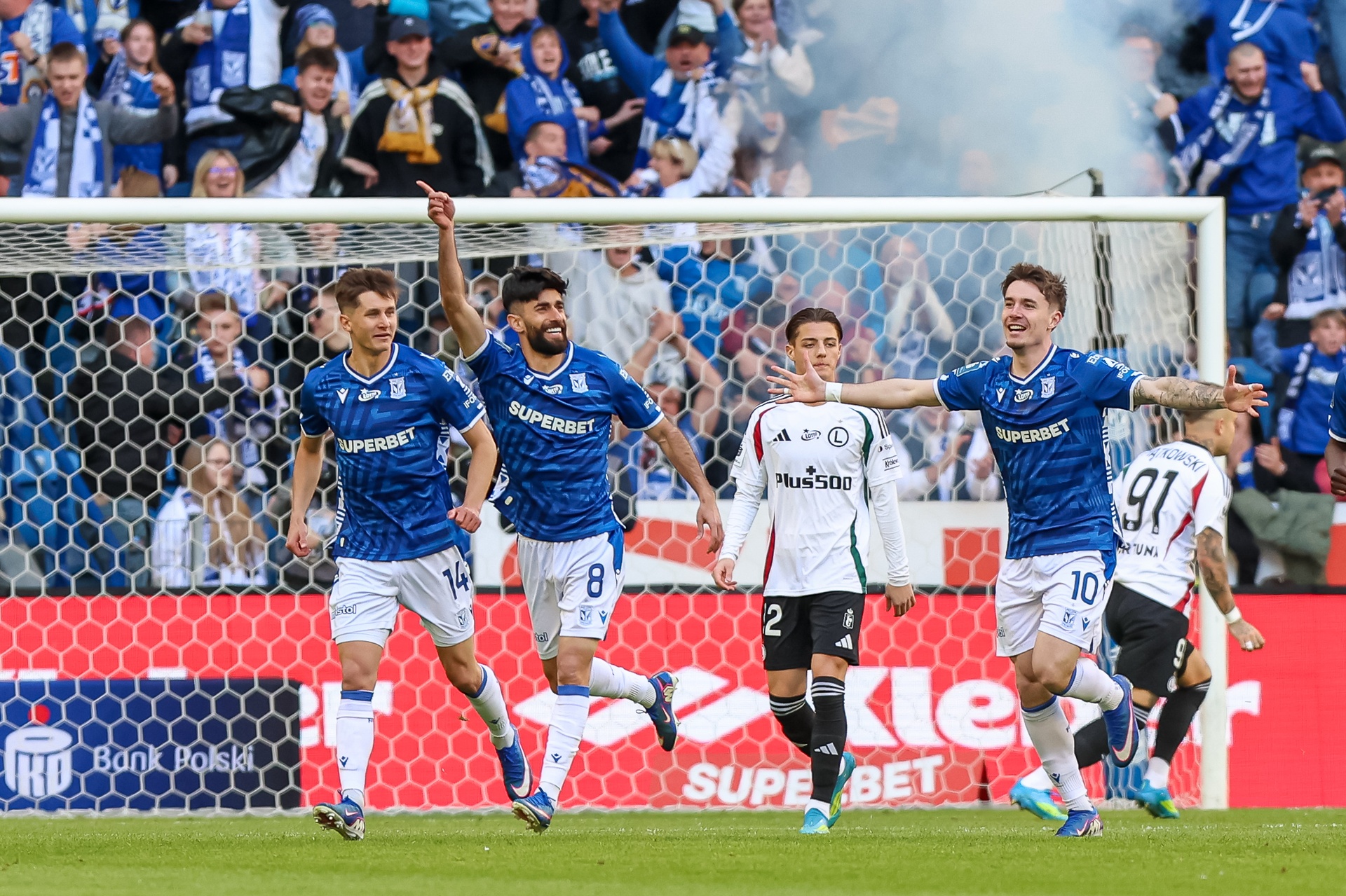 Kompletna demolka Lecha! Legia na kolanach, cztery gole do przerwy