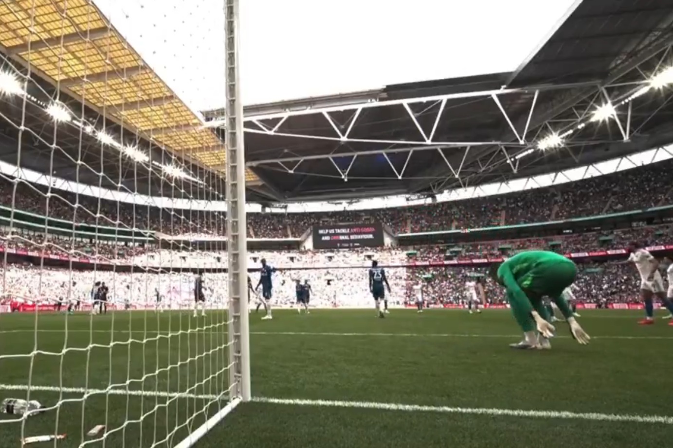 Bramkarz Chelsea jak Hindrich. Grał na czas w... 60. minucie [WIDEO]