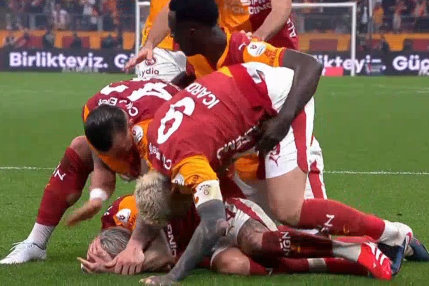 Słynny klub coraz bliżej tytułu! Bramkarz wyrzucony z boiska