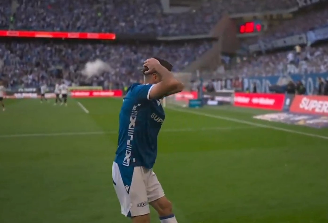 Kuriozalne sceny w hicie Ekstraklasy. Gwiazdor Lecha nie mógł w to uwierzyć [WIDEO]