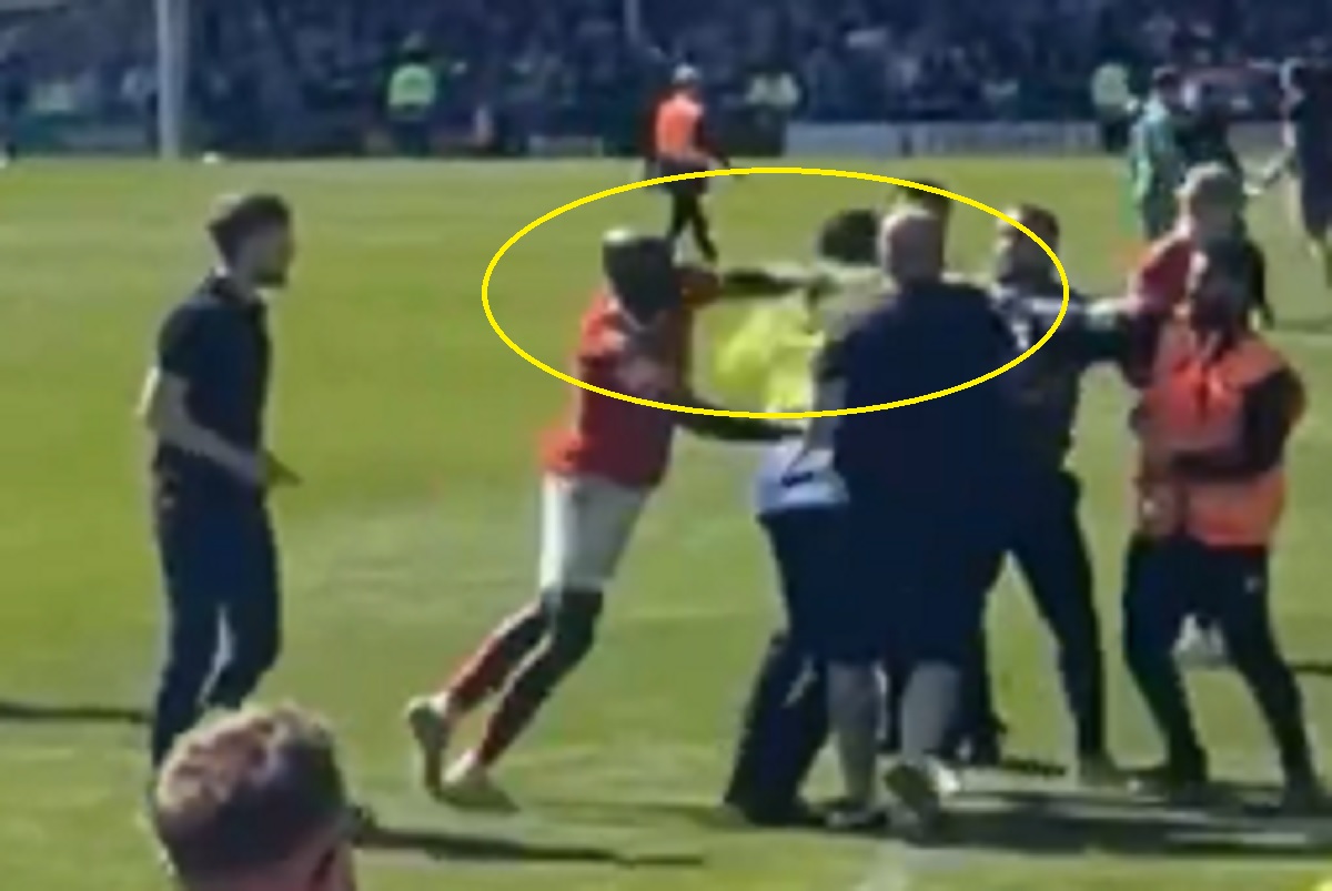 Piłkarz znokautował kibica. Szokujące obrazki w Anglii [WIDEO]