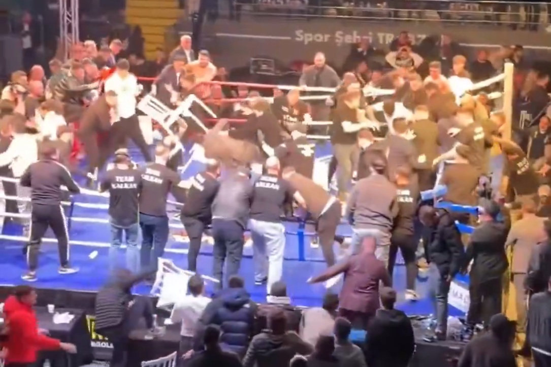 Gigantyczna awantura w ringu. Wparowali kibice [WIDEO]