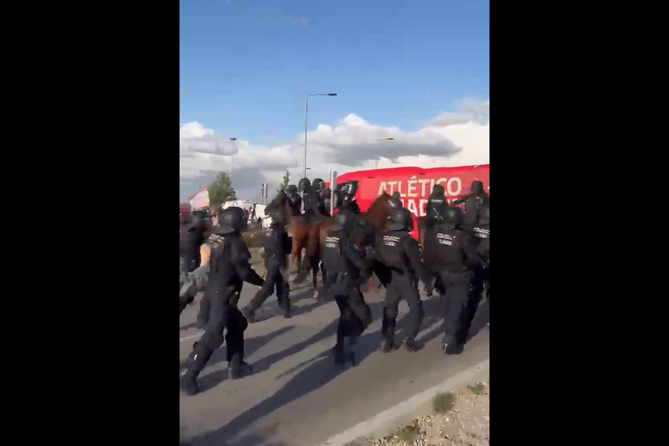 Chwile grozy w Lidze Mistrzów. Kibice starli się z policją [WIDEO]