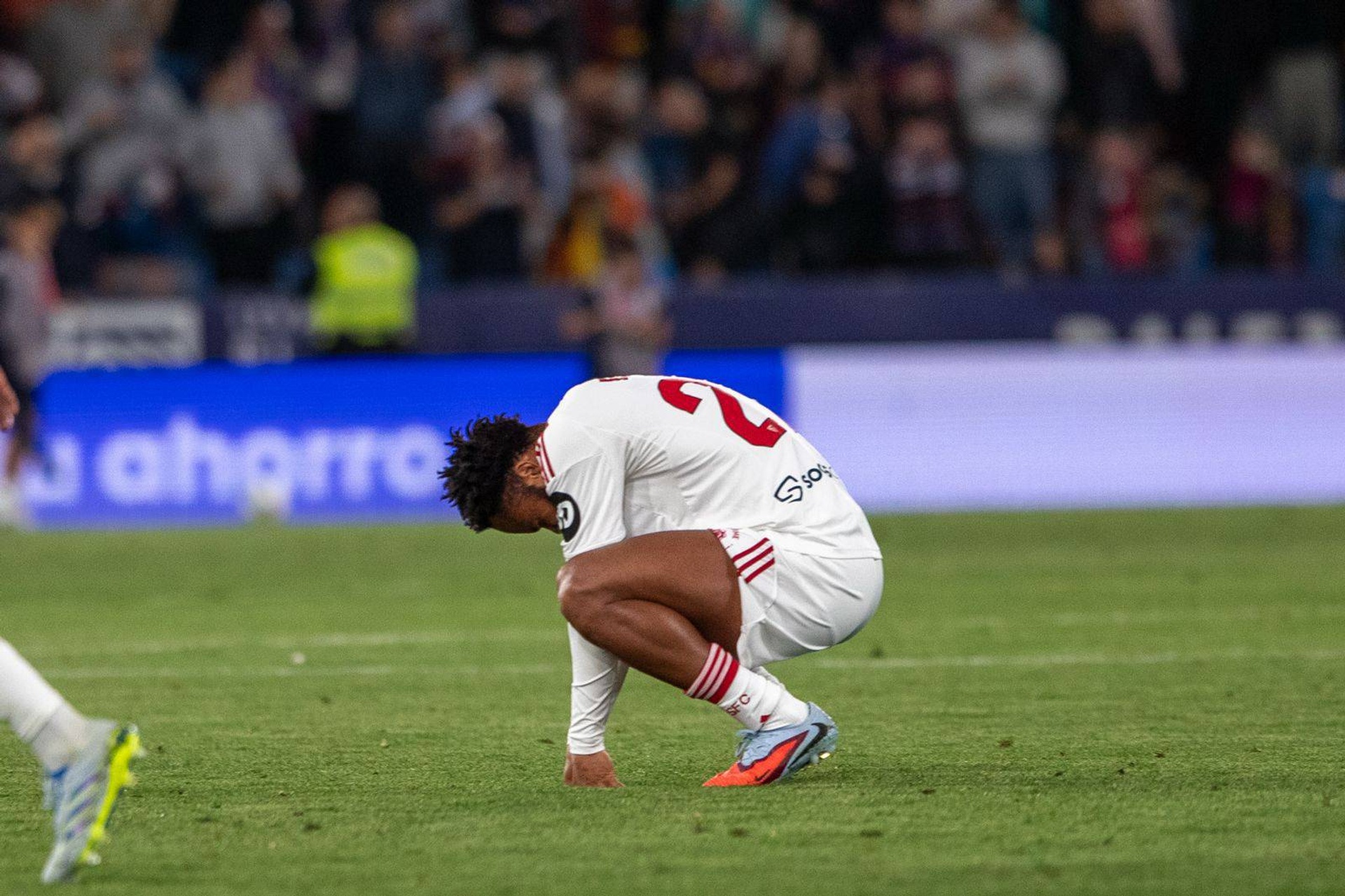 Wielki klub spadnie po 26 latach?! Kibice mają dość, ruszyli na piłkarzy