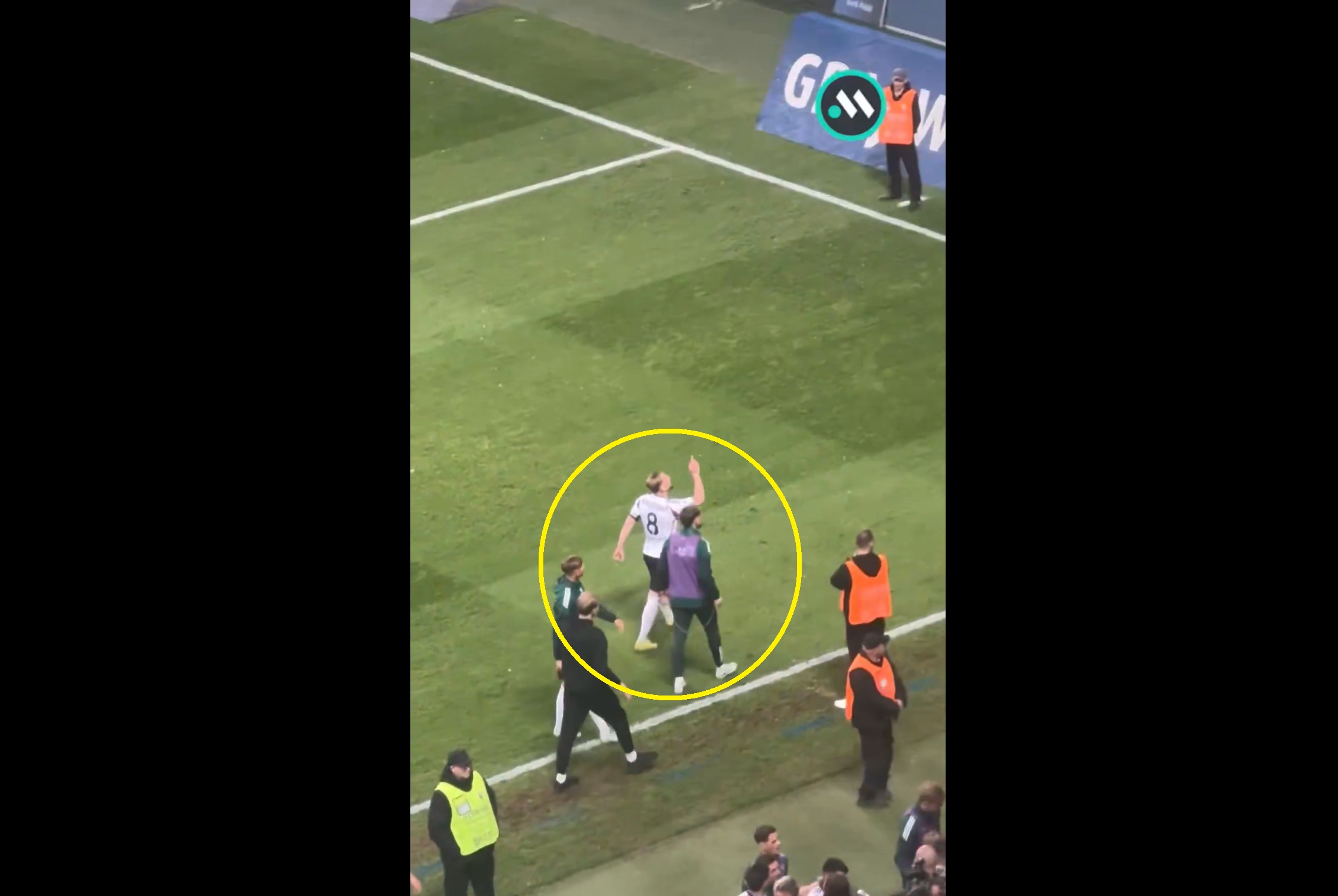 Augustyniak ruszył pod sektor Widzewa. Trzeba go było powstrzymywać [WIDEO]