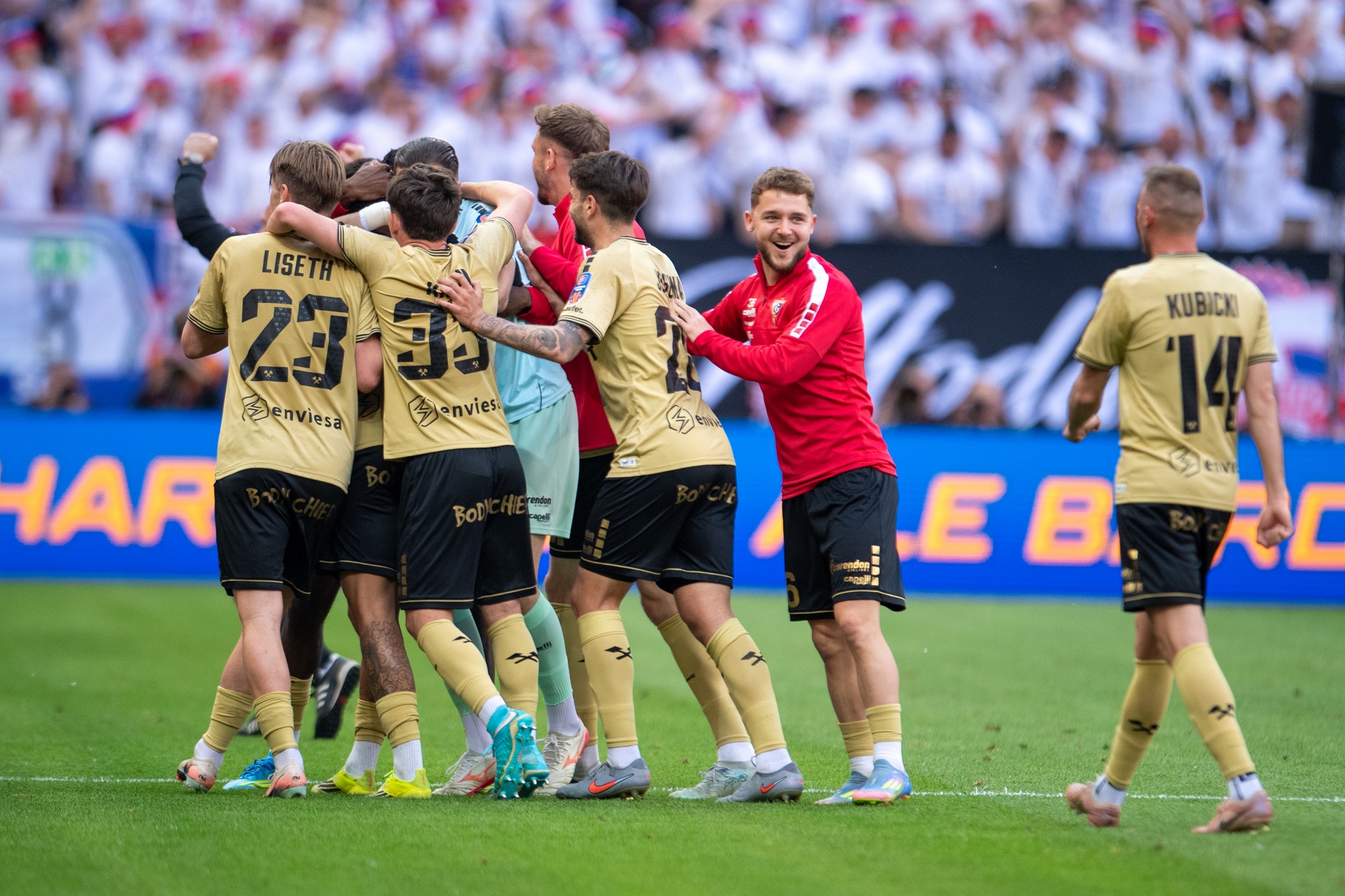 Górnik triumfatorem Pucharu Polski! Brzydka końcówka finału, Podolski skopany