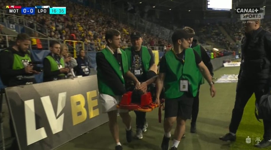 Koszmar lidera Lecha! Poważna kontuzja, potrzebne były nosze