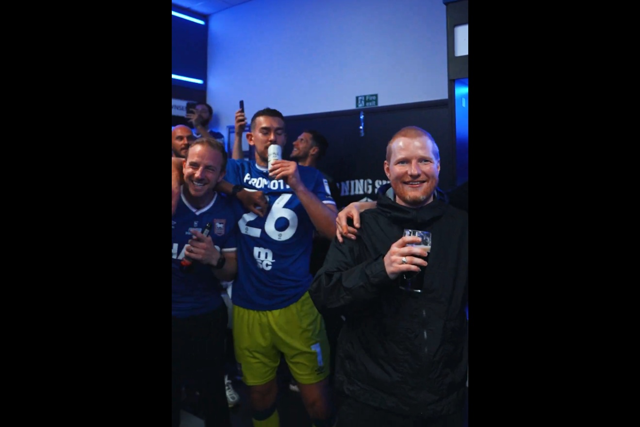 Gwiazdor muzyki świętował z piłkarzami. Wyjątkowe obrazki po awansie do Premier League [WIDEO]