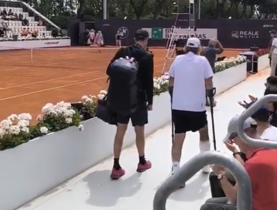 Trener Świątek poważnie kontuzjowany. Bolesny obrazek [WIDEO]