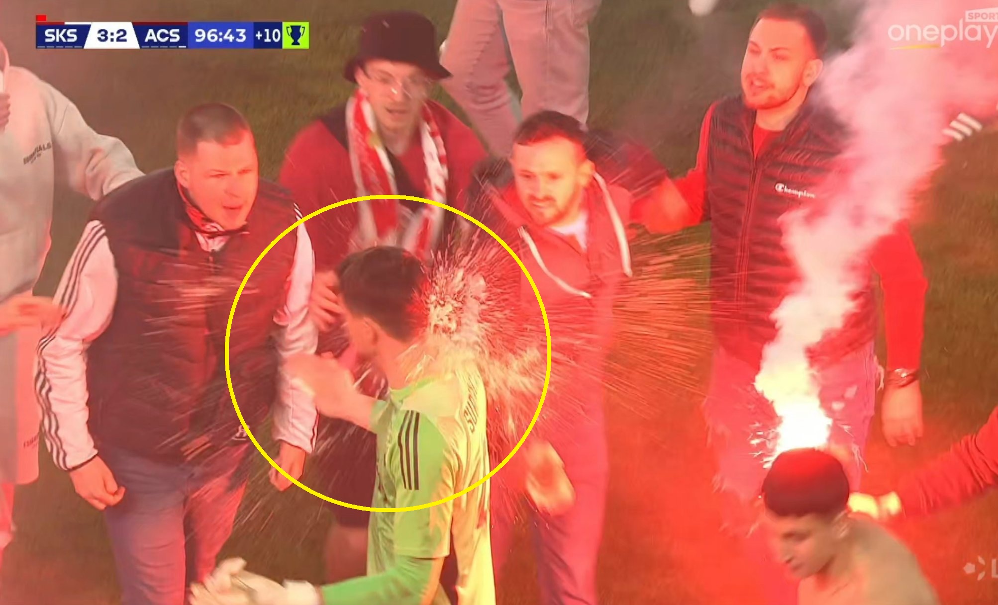 Bramkarz Sparty zareagował na atak kiboli Slavii. Mocny wpis. "Miłego wieczoru, ty sk***ysynu" [WIDEO]