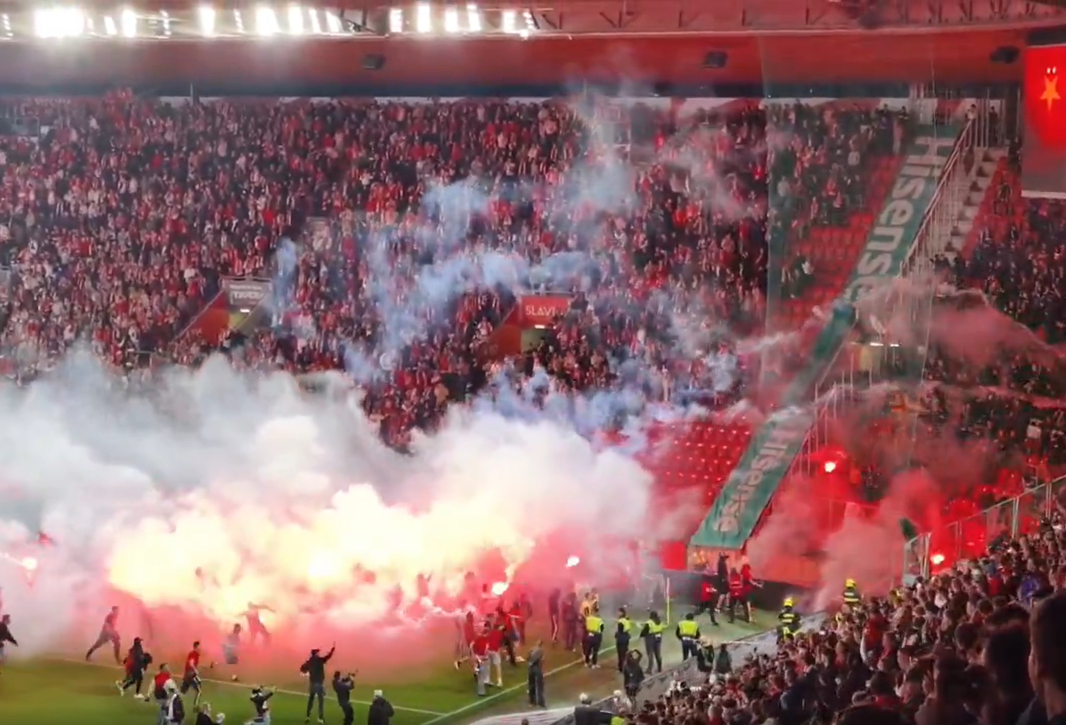 Slavia uderzyła w kiboli i piłkarzy. Ostre decyzje po skandalu. "Nie będziemy negocjować"