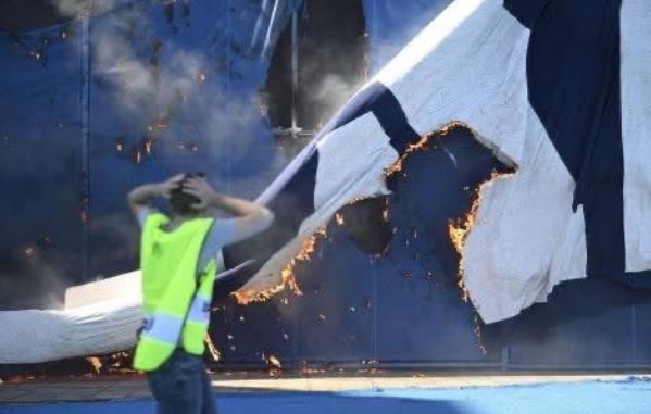 Sceny w klasyku. Kibice gości podpalili oprawę rywali [WIDEO]