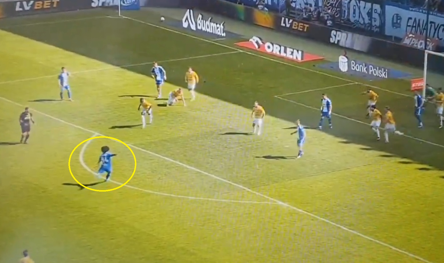 Piłkarskie jaja w meczu Ekstraklasy. Wystrzelił poza stadion [WIDEO]