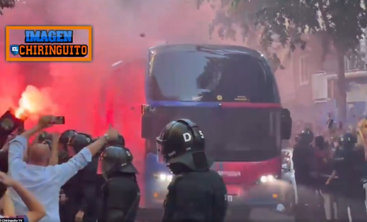 Szok w Barcelonie. Kibice pomylili autokary przed El Clasico [WIDEO]
