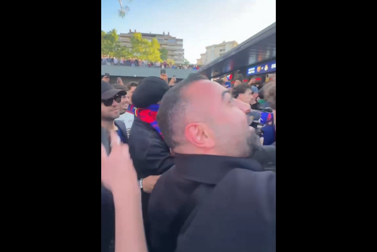 Tylko spójrzcie, kto odwiedził Camp Nou. Kibice go nie odstępowali [WIDEO]