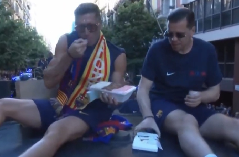 Lewandowski i Szczęsny popłynęli na fecie. Zobaczcie, co zrobili z papierosami [WIDEO]