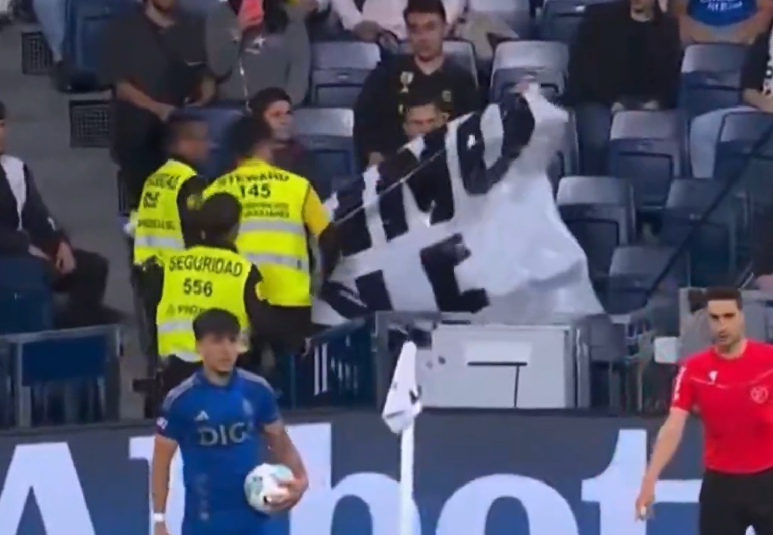 Cenzura na Bernabeu! Ochrona zabrała transparenty wymierzone w Pereza [WIDEO]