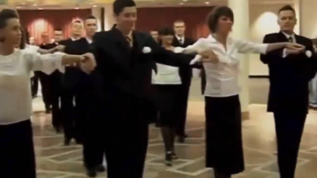 Nagranie ze studniówki Lewandowskiego. Tańczył z córką legendy [WIDEO]
