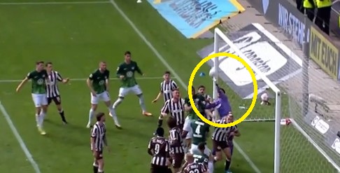 Drużyna Polaków spadła z Bundesligi! Bramkarz sam sobie wrzucił piłkę do bramki [WIDEO]