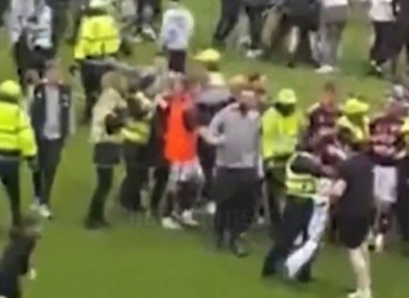 Awantura po meczu o tytuł. Piłkarze zaatakowani przez kibiców [WIDEO]