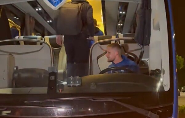 Nie uwierzycie, kto wsiadł za kierownicę autokaru Lecha. Prosto z boiska [WIDEO]
