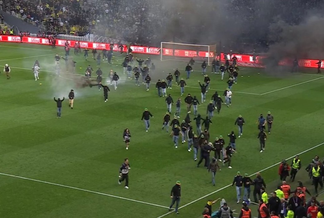 Skandal w Ligue 1. Mecz przerwany, kibole zaatakowali 74-letniego trenera [WIDEO]