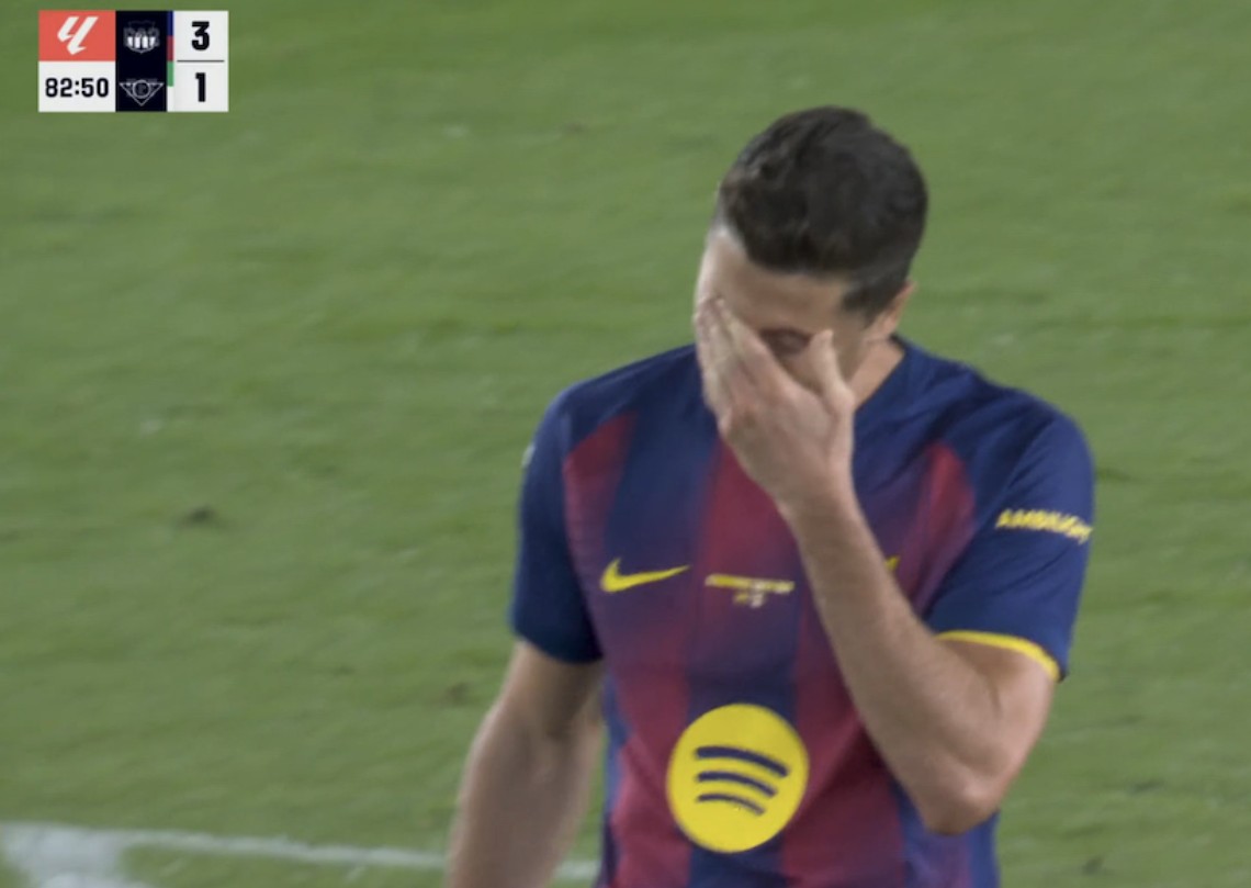Lewandowski pożegnał się z Camp Nou. Łzy Polaka, piękne sceny w Barcelonie [WIDEO] 