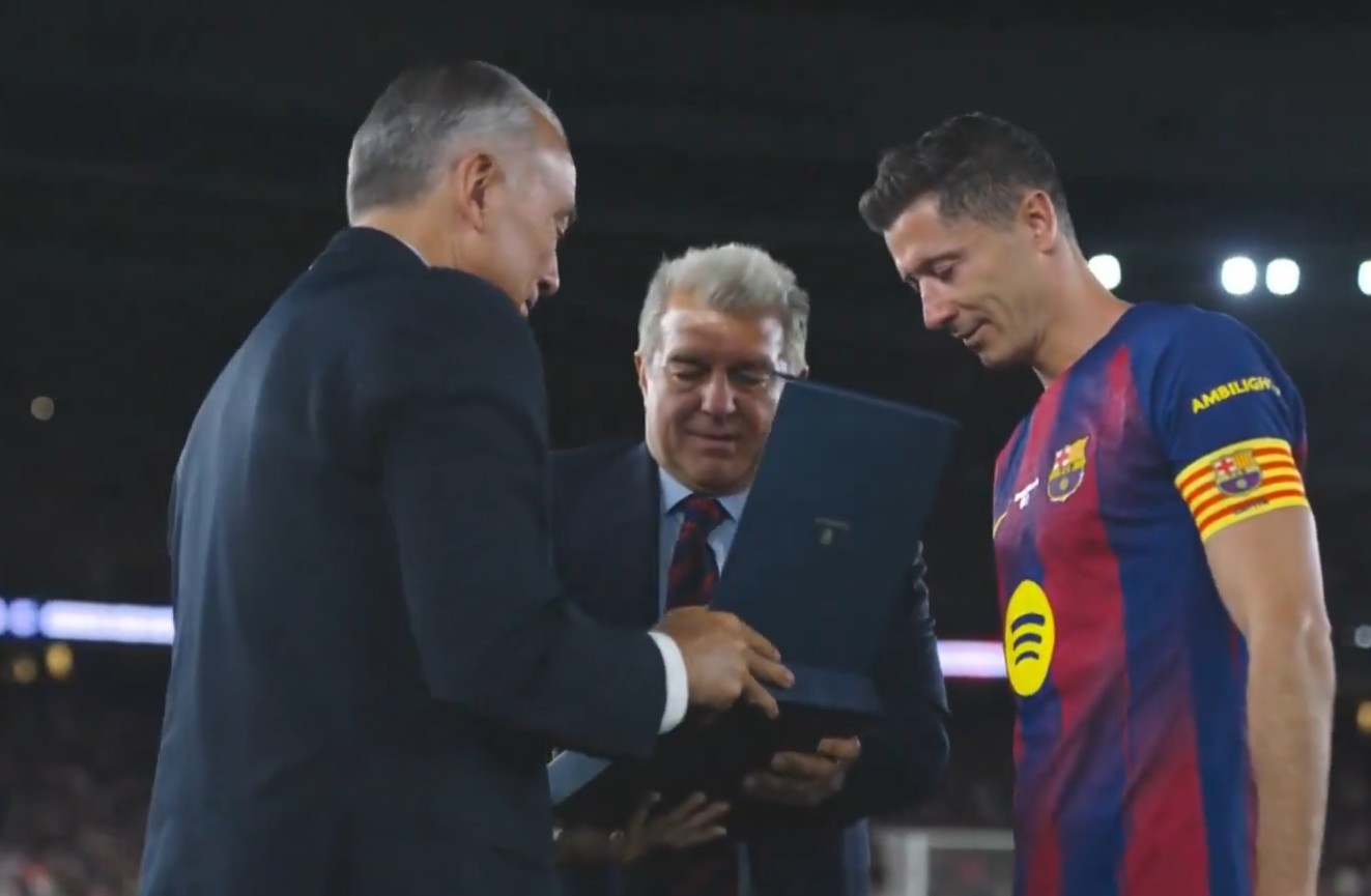 Wyjątkowy prezent dla Lewandowskiego. Prosto z rąk Laporty [WIDEO]