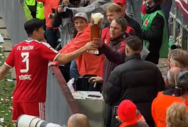 Piłkarz Bayernu "uratował" kufel z piwem. W sekundę stał się ulubieńcem kibiców [WIDEO]